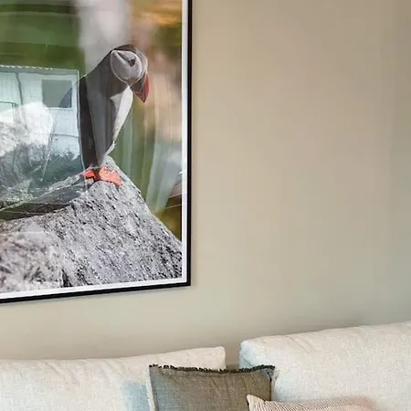 Spacious With View - 5br - Free Parking - Great Wi-fi