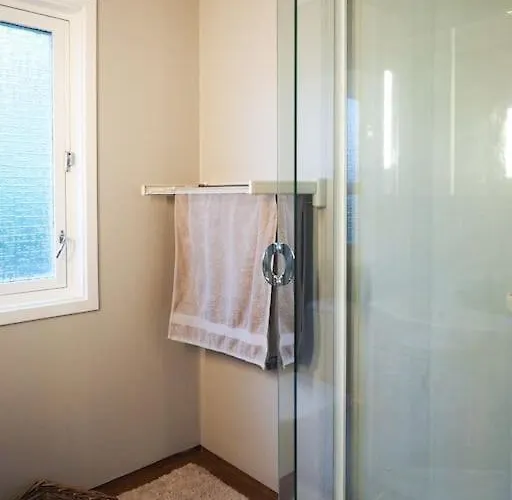 Spacious With View - 5br - Free Parking - Great Wi-fi *