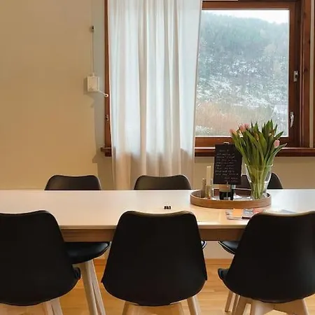 Spacious With View - 5br - Free Parking - Great Wi-fi فيلة برغن