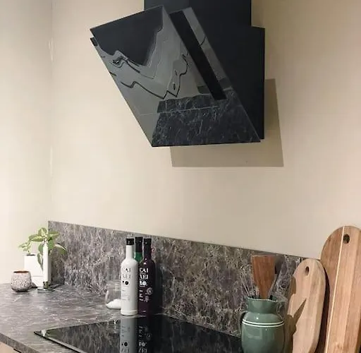 Spacious With View - 5br - Free Parking - Great Wi-fi