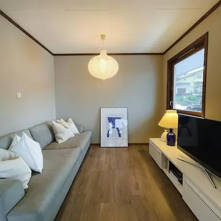 Spacious With View - 5br - Free Parking - Great Wi-fi *