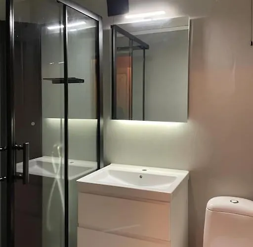 Villa Spacious With View - 5br - Free Parking - Great Wi-fi